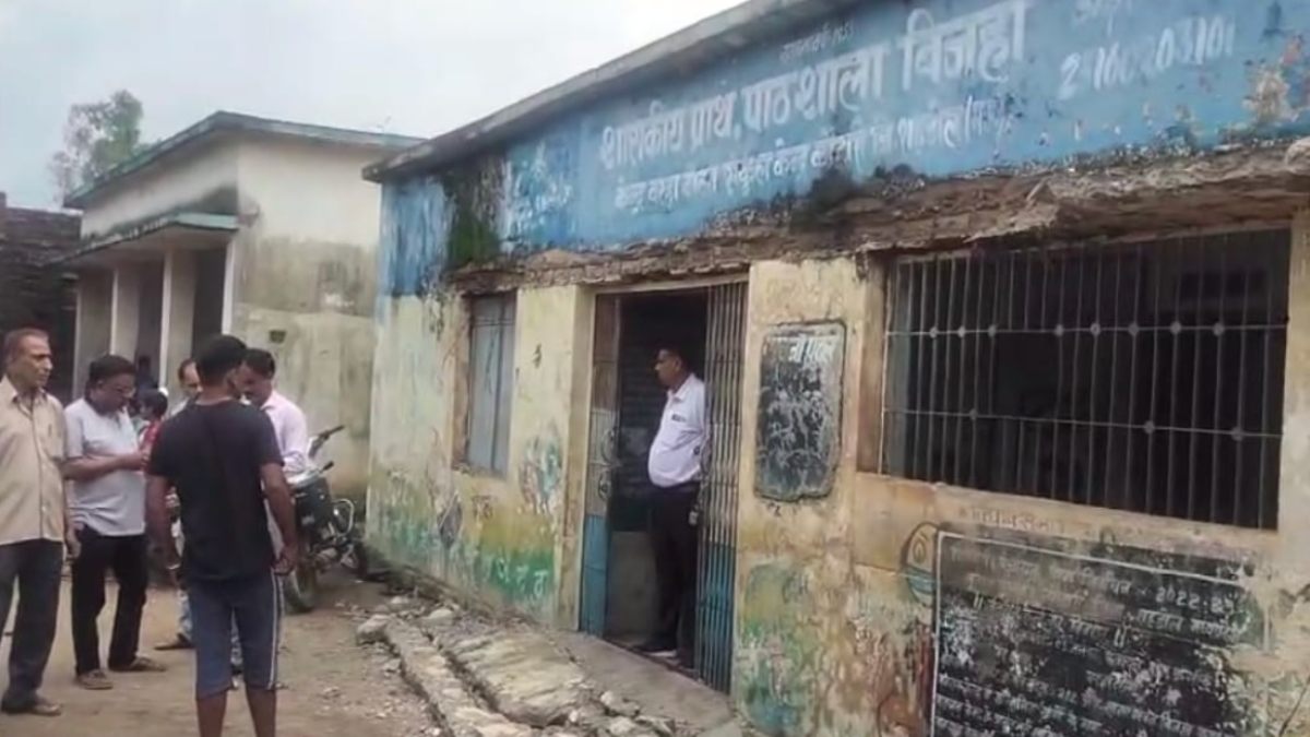 शिक्षा के मंदिर में हादसा: भरभरा कर गिरा स्कूल का छज्जा, बाल-बाल बचे 50 से अधिक छात्र, खतरे में मासूमों की जिंदगी