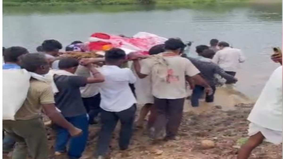 मुश्किलों भरा अंतिम सफर, कमर तक भरे पानी और कीचड़ के बीच निकली शवयात्रा