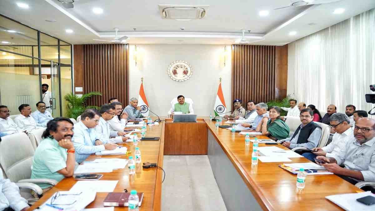 CM डॉ. मोहन ने छात्र को दिलवाई स्कॉलरशिप की राशि: प्राचार्य निलंबित, 4 अधिकारियों को कारण बताओ नोटिस, बीमा कंपनी पर अर्थदंड, समाधान ऑनलाइन में सुलझे कई लंबित प्रकरण