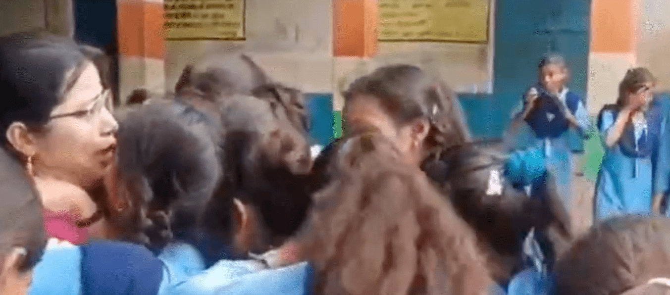 Bihar News: जब शिक्षिका की विदाई पर फूट फूट कर रोने लगे बच्चे, कहा- ‘हमें छोड़कर नहीं जाइये मैम…’