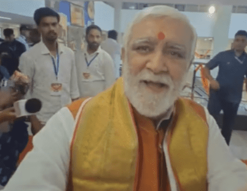 Bihar News: BJP की बैठक में मंच पर चढ़े अश्विनी चौबे, फिर हुआ कुछ ऐसा की बन गया चर्चा का विषय!
