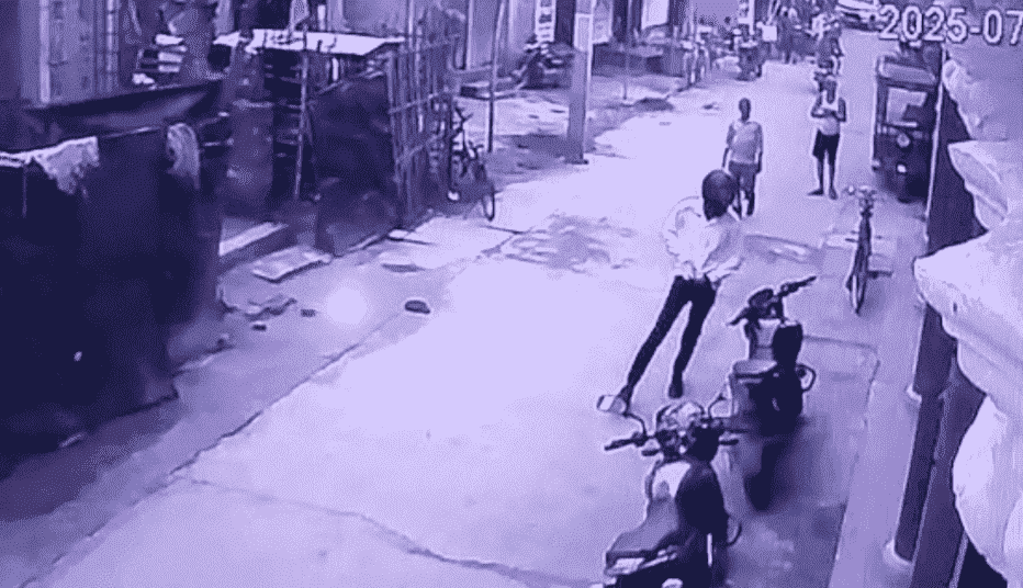 Bihar News: बांका में दिनदहाड़े ज्वेलरी दुकान में लूट की कोशिश, पति-पत्नी की बहादुरी से टली वारदात, घटना CCTV में कैद 
