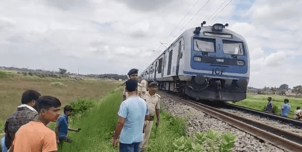Bihar News: ट्रेन से कटकर अज्ञात व्यक्ति की दर्दनाक मौत, दो टुकड़ों में बंटा शव 