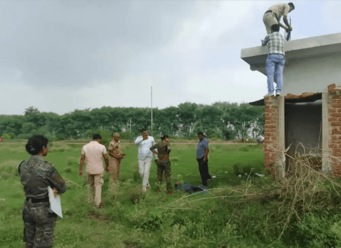 Bihar News: बक्सर में सोनभद्र की नर्तकी की छत से लटकी मिली लाश, इलाके में फैली सनसनी