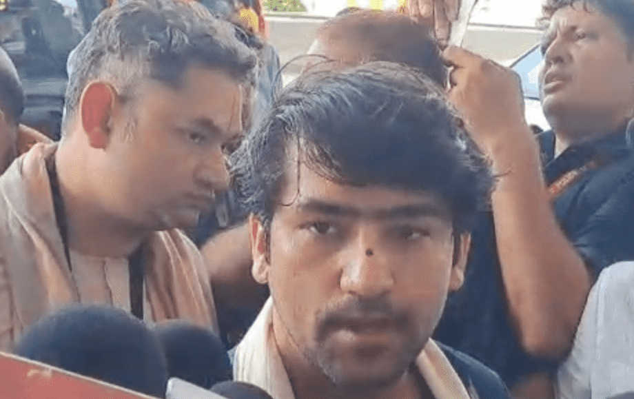 Bihar News: बिहार दौरे पर आए बाबा बागेश्वर का बड़ा बयान, बोले- ‘मैं बिहार का कर्ज कभी नहीं उतार सकता’