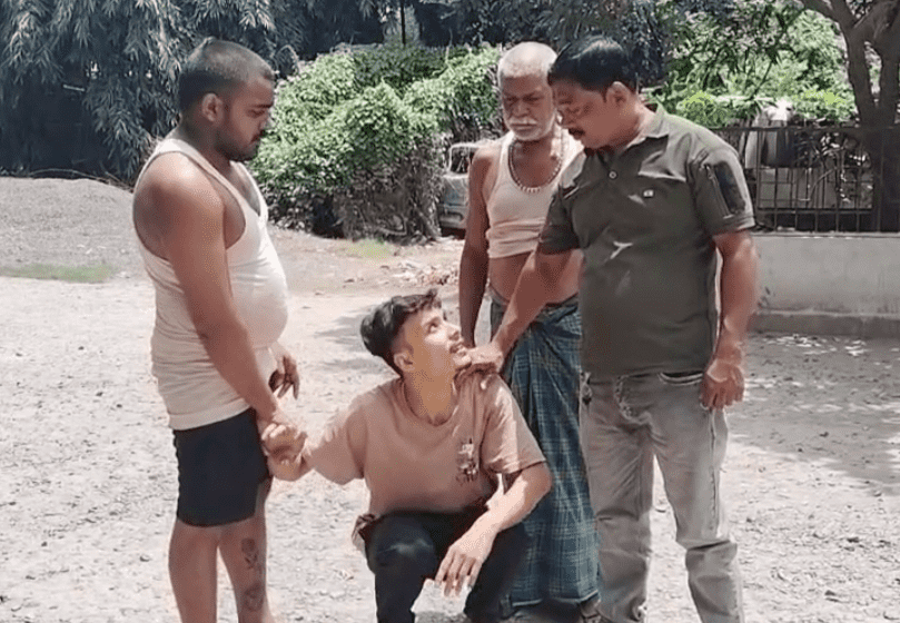 Bihar News: दिनदहाड़े उचक्कों ने सत्तू दुकानदार का मोबाइल छीनकर हुए फरार, खदेड़ कर लोगों ने एक को दबोचा