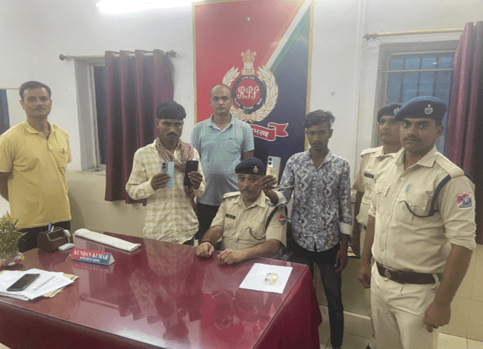 Bihar News: बक्सर में ऑपरेशन ‘यात्री सुरक्षा’ का असर, मोबाइल चोर गिरफ्तार, शराब की बड़ी खेप बरामद