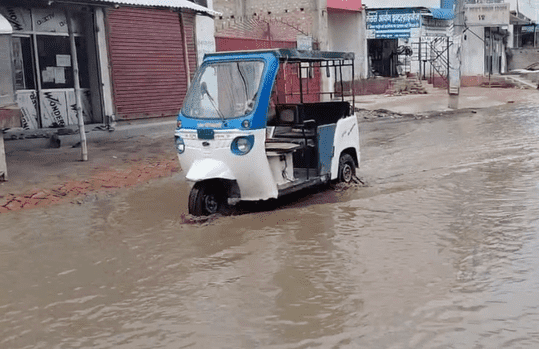 Bihar News: हल्की सी बारिश ने नगर निगम की खोली पोल, नदी में तब्दील हुआ शहर