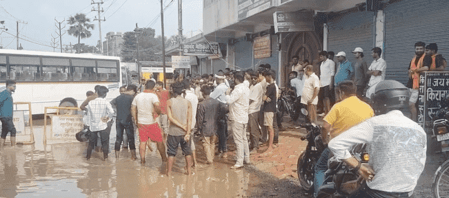 Bihar News: जर्जर सड़क और जलजमाव के खिलाफ लोगों का फूटा गुस्सा, आक्रोशित लोगों ने शहर के मुख्य बायपास सड़क को किया जाम