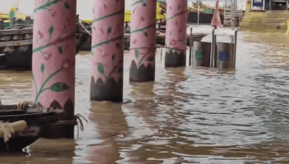 Bihar News: बक्सर में चेतावनी बिंदु के करीब पहुंचा गंगा का जलस्तर, डीएम ने किया घाटों का निरीक्षण