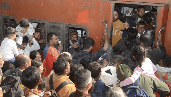 Bihar News: श्रावणी मेला स्पेशल ट्रेन हुई लेट, श्रद्धालुओं ने स्टेशन पर किया हंगामा