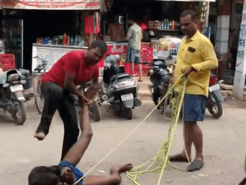 Viral Video: समस्तीपुर में मानवता शर्मसार! लोगों ने रस्सी से बांधकर युवक को जानवरों की तरह घसीटा और फिर…