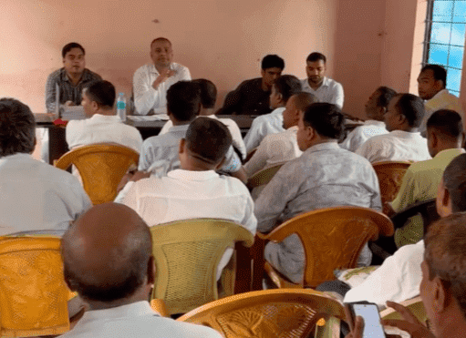 Bihar News: अनुमण्डल पदाधिकारी अविनाश कुमार ने सभी BLO और सुपरवाइजर के साथ की बैठक, जल्द से जल्द SIR के कार्य को पूरा करने का दिया निर्देश