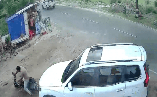 Bihar News: चुनावी रंजिश के कारण पैक्स अध्यक्ष ने अपनी गाड़ी से बाइक सवार युवक को मारी टक्कर, हालत गंभीर 