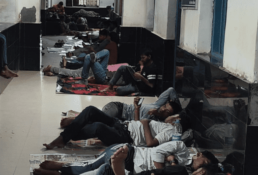 Bihar News: सिपाही बनने का सपना लिए बिहारशरीफ पहुंचे अभ्यर्थी, स्टेशन का फर्श बना आसरा