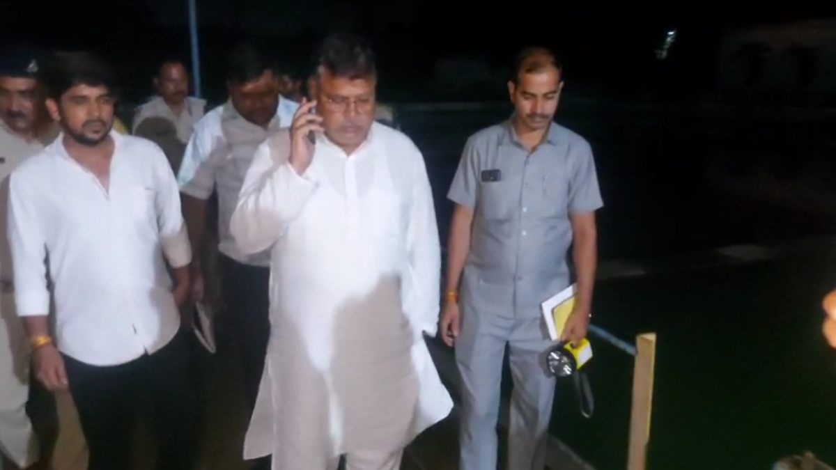 आधी रात वॉटर प्लांट का जायजा लेने पहुंचे ऊर्जा मंत्री: अनुपस्थित कर्मचारियों पर भड़के, अफसरों को लगाई फटकार