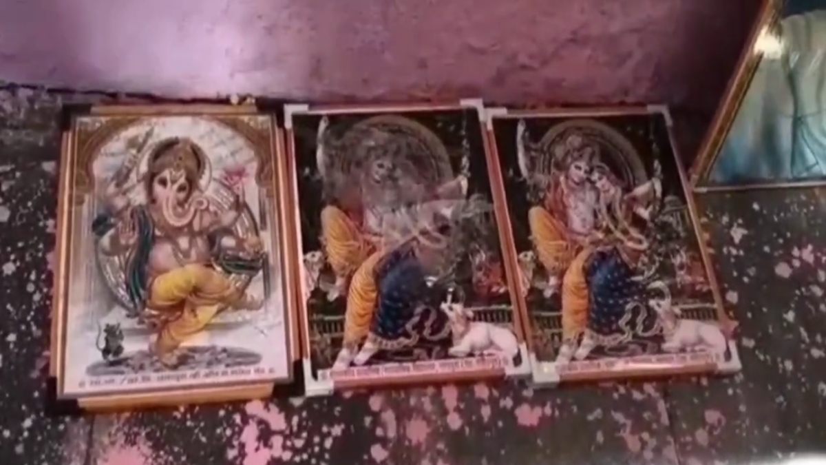 भगवान की तस्वीर जलाई, कुरान पढ़ने को कहा… सरकारी स्कूल में शिक्षक की हरकत से बवाल, धर्म परिवर्तन के आरोप में FIR दर्ज  