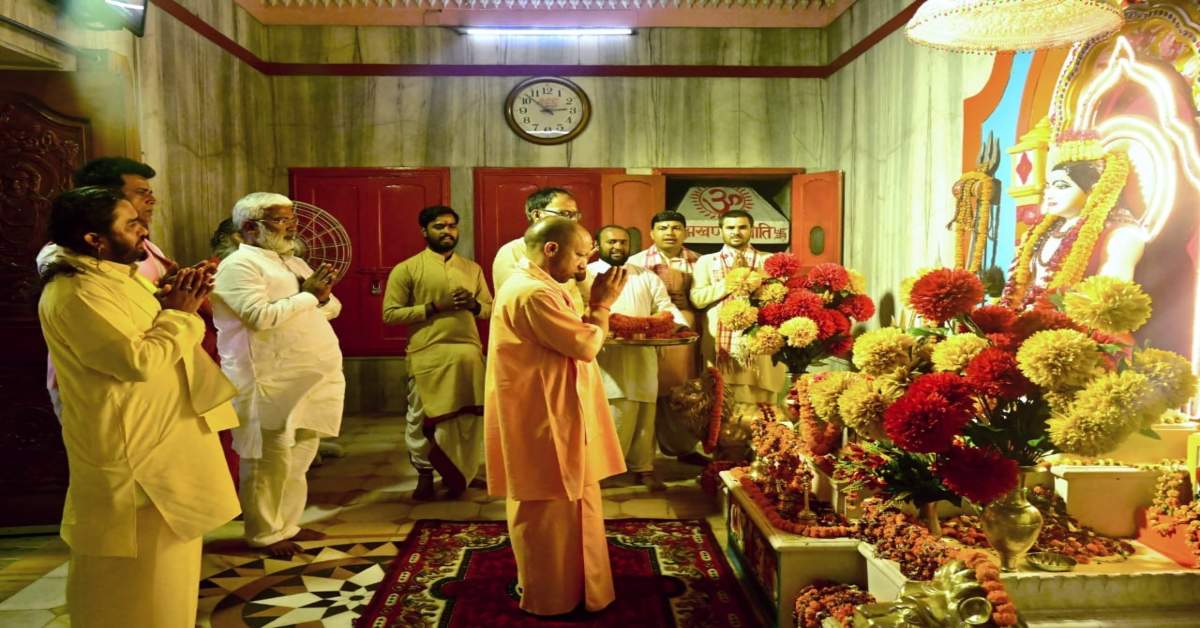 गोरखपुर पहुंचे सीएम योगी : बाबा गोरखनाथ का लिया आशीर्वाद, महंत अवैद्यनाथ की समाधि पर की पूजा अर्चना