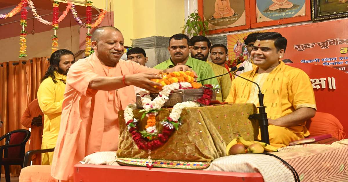 CM योगी ने व्यासपीठ की आरती : सप्त दिवसीय राम कथा का लिया आनंद, मंत्री स्वतंत्र देव सिंह और सतुआ बाबा रहे मौजूद