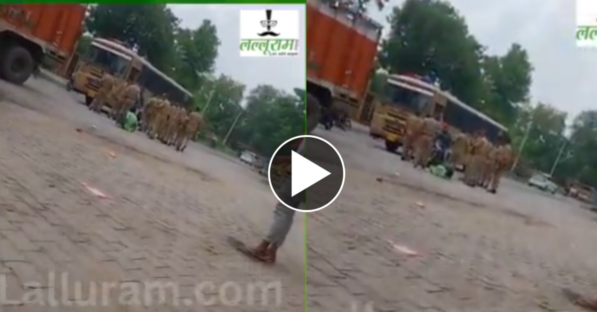 खाकी की दंबगई! PAC जवानों ने बाइक सवार युवकों को बेरहमी से पीटा, VIDEO देख भड़ गए लोग