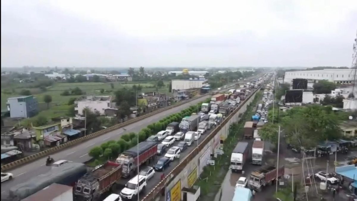 इंदौर हाईवे जाम पर NHAI का अजीब सवाल: लोग हाईवे पर जल्दी क्यों निकलते हैं?