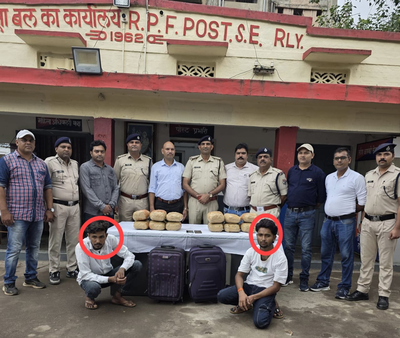 रायपुर रेलवे स्टेशन में मिला 3,00,000 का गांजा, दो तस्कर भी गिरफ्तार… इस नए ट्रेंड से शुरू हुई तस्करी