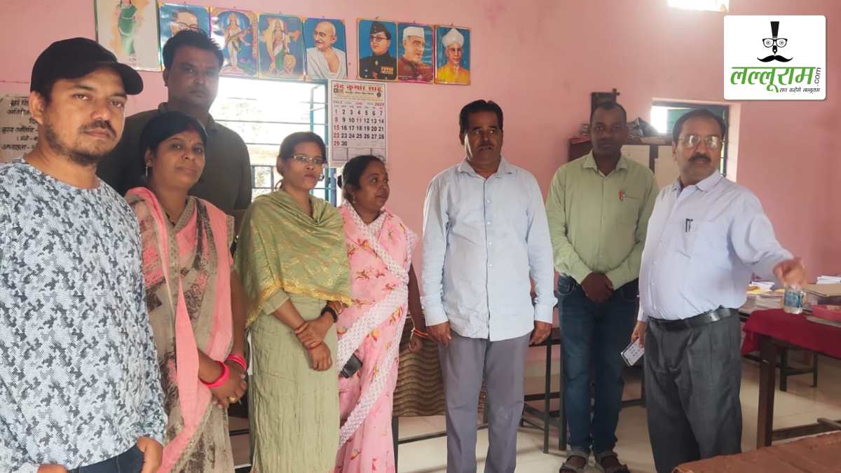 DEO के औचक निरीक्षण में उजागर हुई बड़ी लापरवाही: 200 बच्चों के स्कूल में सिर्फ 12 बच्चे पहुंचे, प्राचार्य ने उन्हें भी लौटा दिया गया घर, 9 शिक्षकों को नोटिस जारी