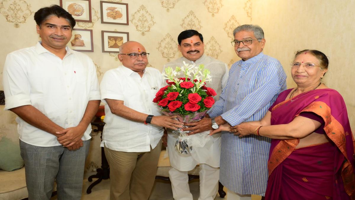 सीएम डॉ मोहन और बीजेपी अध्यक्ष खंडेलवाल ने की पूर्व मंत्री गौरीशंकर से मुलाकातः बोले- शेजवार से मिलकर जाना हाल-चाल