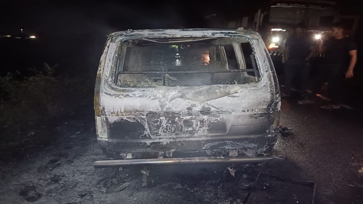 सड़क दुर्घटना में 2 युवकों की मौतः गुस्साए लोगों ने कार में लगा दी आग, वाहन जलकर राख, जांच में जुटी पुलिस