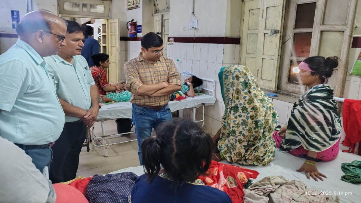 मरीज के बिस्तर पर चादर मिली ना तकिया: औचक निरीक्षण के बाद स्वास्थ्य आयुक्त ने अस्पताल अधीक्षक और मेडिकल कॉलेज के डीन को लगाई फटकार