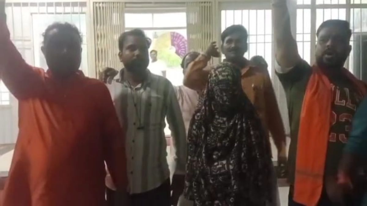 शान खान ने शर्मा बताकर युवती से की दोस्तीः कई बार किया रेप फिर धर्म परिवर्तन का बनाया दबाव, बजरंग दल ने थाने में किया प्रदर्शन, FIR के बाद शादीशुदा आरोपी फरार