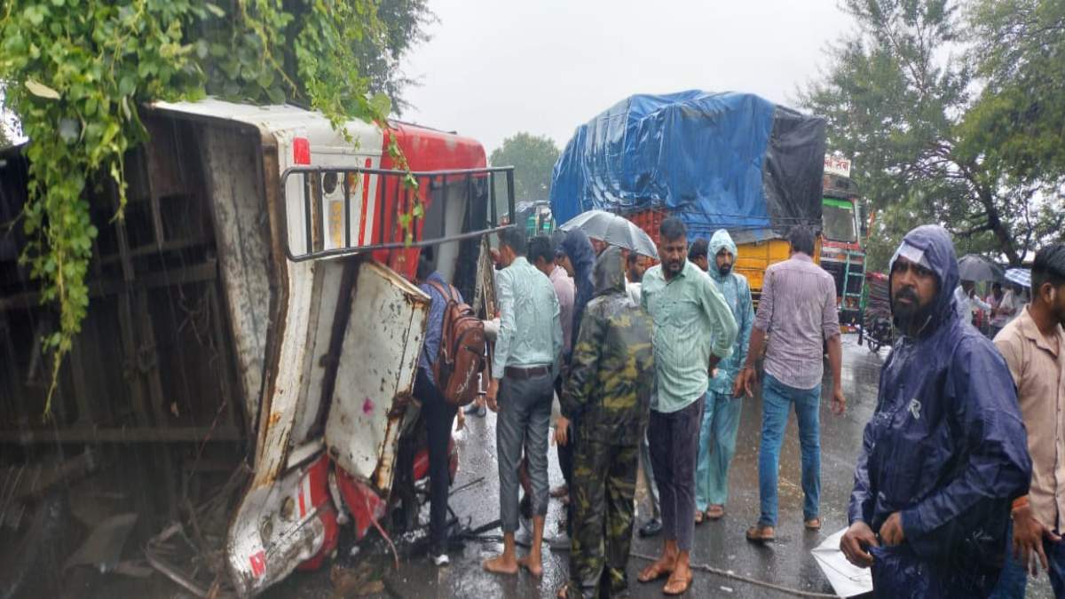 नेशनल हाइवे में बस को ट्रक ने पीछे से मारी टक्करः हादसे में चालक की मौत, 25 से अधिक यात्री घायल