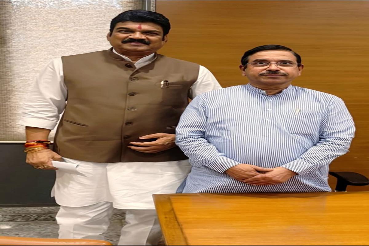 राशन वितरण प्रणाली में कालाबाजारी रोकने बड़ा कदमः पीडीएस में चावल की जगह गेहूं की मात्रा बढाई जाएगी,  मंत्री गोविंद ने केंद्रीय खाद्य मंत्री से की मुलाकात