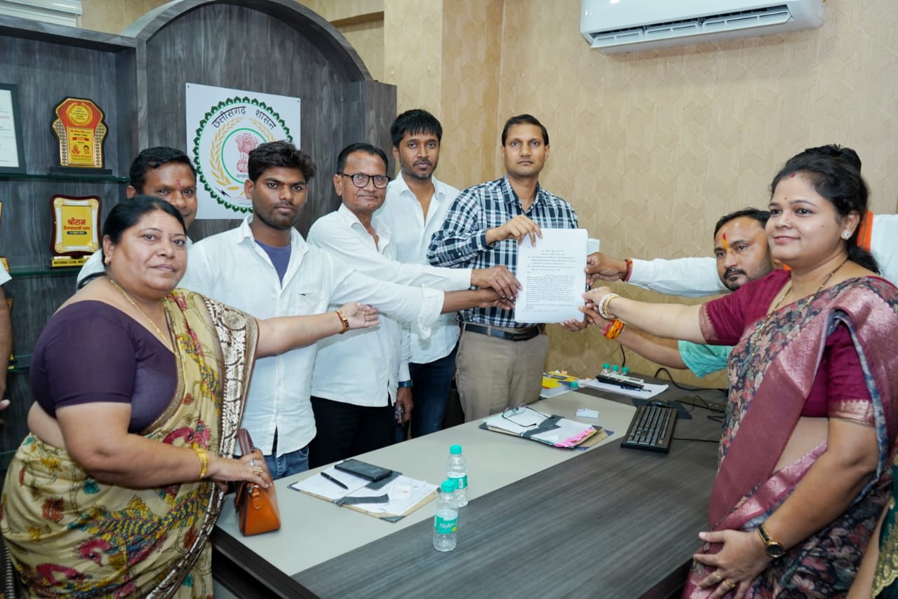 नलवा माइंस परियोजना के विरोध में जनपद पंचायत तिल्दा अध्यक्ष टिकेश्वर मनहरे के समेत स्थानीय जनप्रतिनिधियों ने विधायक और प्रशासन को सौंपा ज्ञापन