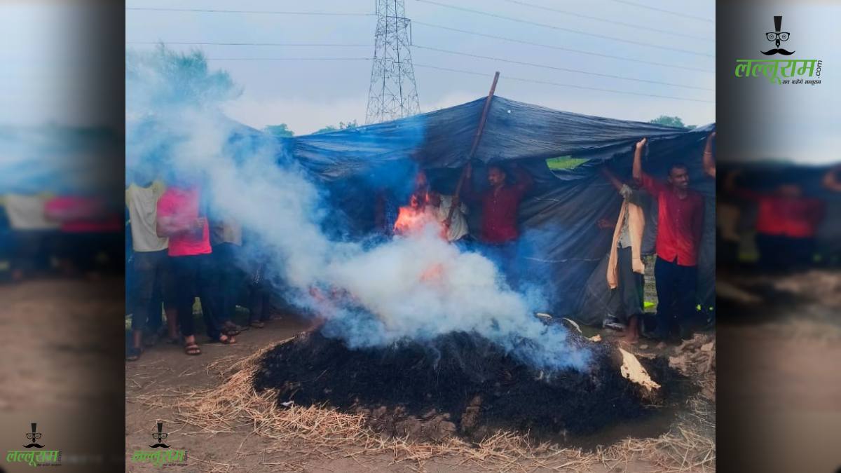 आज़ादी के 78 साल बाद भी नहीं बन सका मुक्तिधाम: बारिश में तिरपाल के नीचे अंतिम संस्कार करने को मजबूर ग्रामीण, VIDEO हुआ वायरल