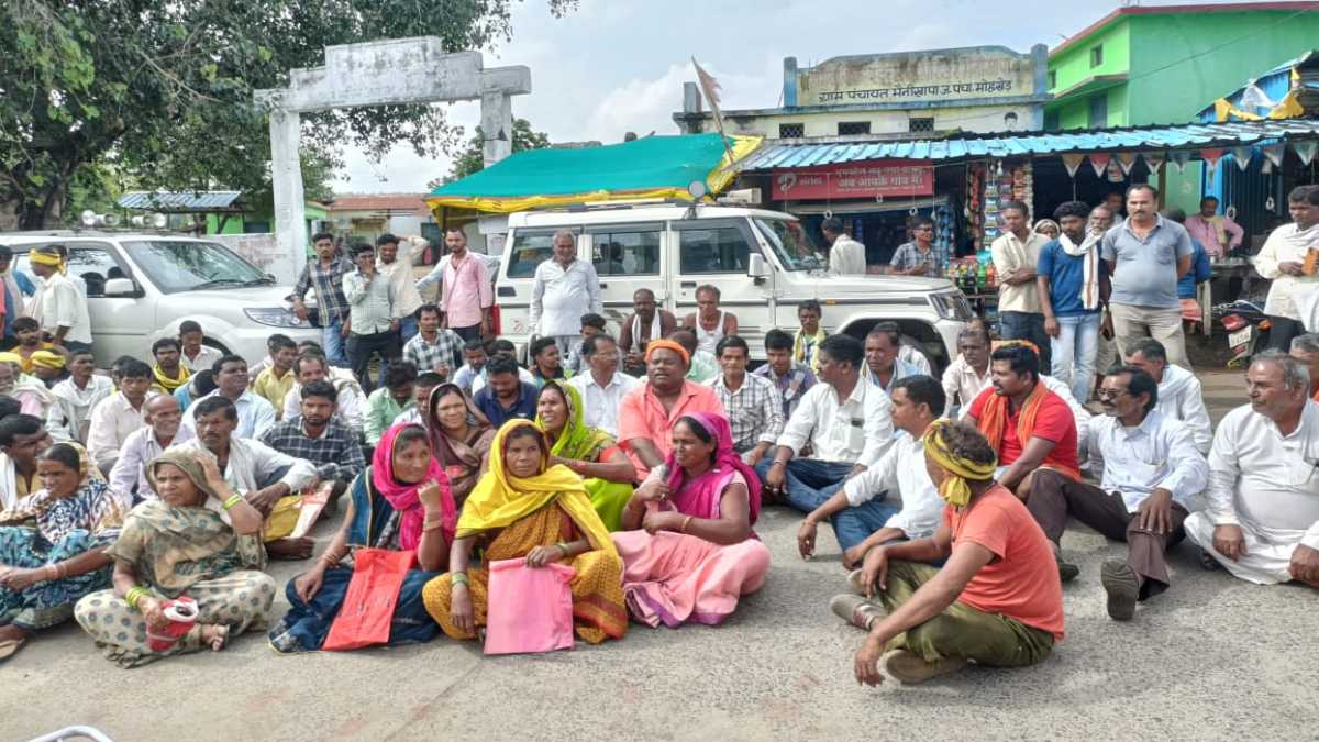 खाद वितरण में गड़बड़ीः पांढुर्णा में विधायक ने किसानों के साथ किया चक्काजाम, सरकार पर लगाए ये आरोप, अलीराजपुर में लाइन में खड़े किसान का हाथ टूटा