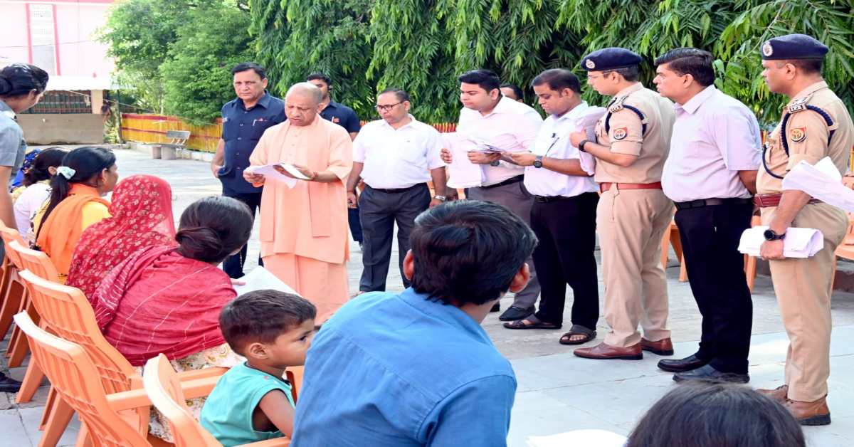 हर नागरिक की सेवा-सुरक्षा हमारी शीर्ष प्राथमिकता… सीएम योगी ने किया ‘जनता दर्शन’, हर एक फरियादी तक पहुंकर सुनी समस्याएं