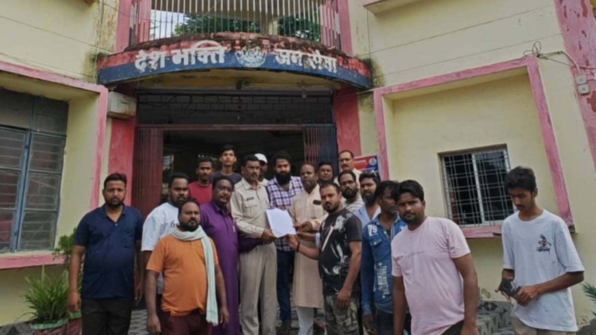 धर्म विरोधी टिप्पणी पर बवाल: शहडोल के धनपुरी थाने पहुंचे लोगों ने जताया विरोध, दो नाबालिग हिरासत में