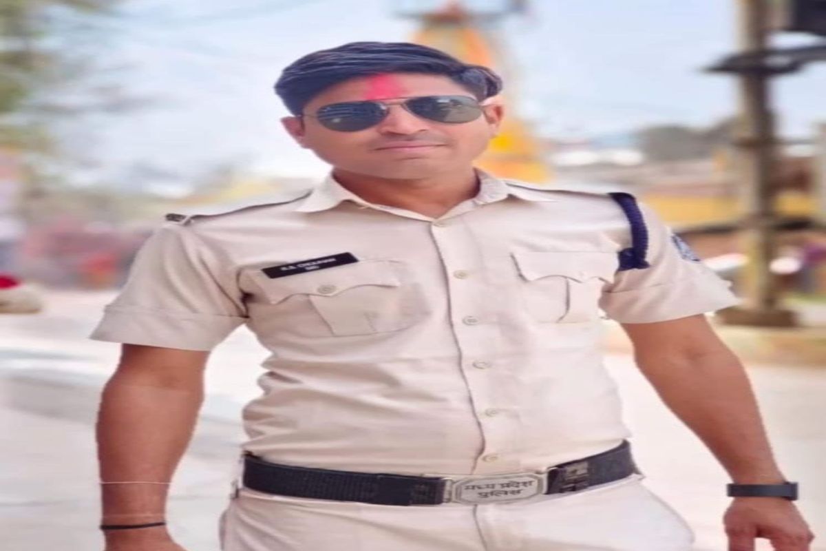 नशे के खिलाफ अभियान के बीच दागदार हुई खाकीः आरक्षक डोडाचूरा की तस्करी करते गिरफ्तार, निलंबित