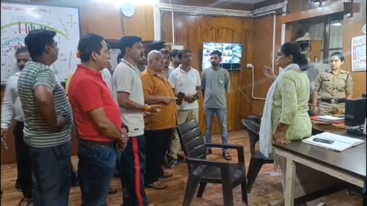 शासकीय अधिवक्ता को जड़ा थप्पड़ः घटना CCTV में कैद, आधा दर्जन लोगों के खिलाफ शिकायत, वकीलों ने दी आंदोलन की चेतावनी
