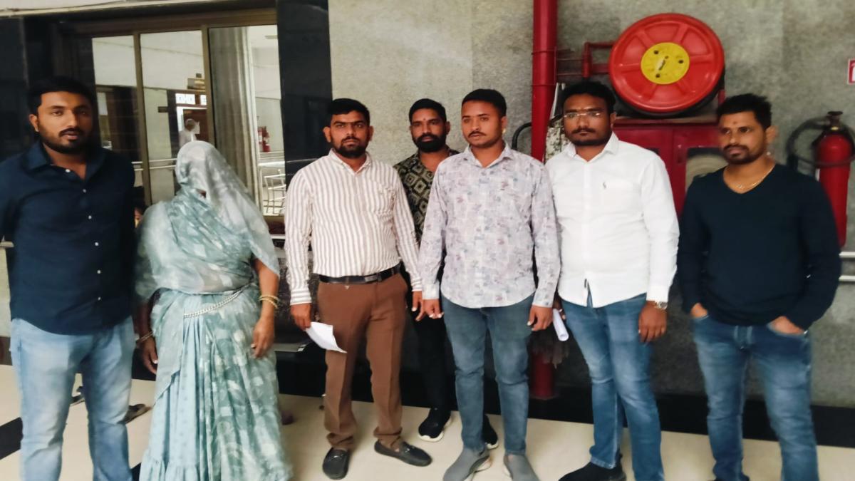 भाजपा नेता को फंसाने वाले बिल्डर के खिलाफ किसानों का हल्लाबोल: कलेक्टर से की शिकायत, जान से मारने की धमकी तक पहुंचा मामला