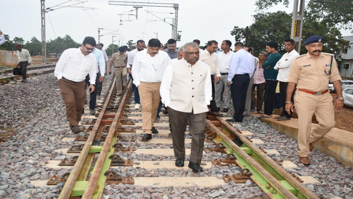 CG News : अभनपुर-राजिम के बीच जल्द दौड़ेगी पैसेंजर ट्रेन, रेल महाप्रबंधक ने किया निरीक्षण, अधिकारियों को दिए जरूरी निर्देश