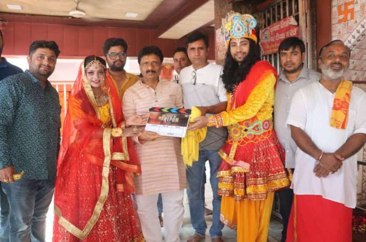 भीषण गर्मी में फिल्म की शूटिंग कर रही हैं Monalisa, डायरेक्टर Sanoj Mishra ने शेयर किया फोटो …