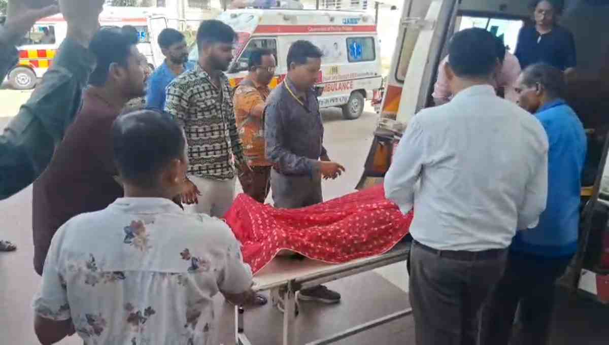 चलती ट्रेन में चढ़ने की कोशिश के दौरान हादसा, युवती की मौत, बचाने वाला युवक भी घायल
