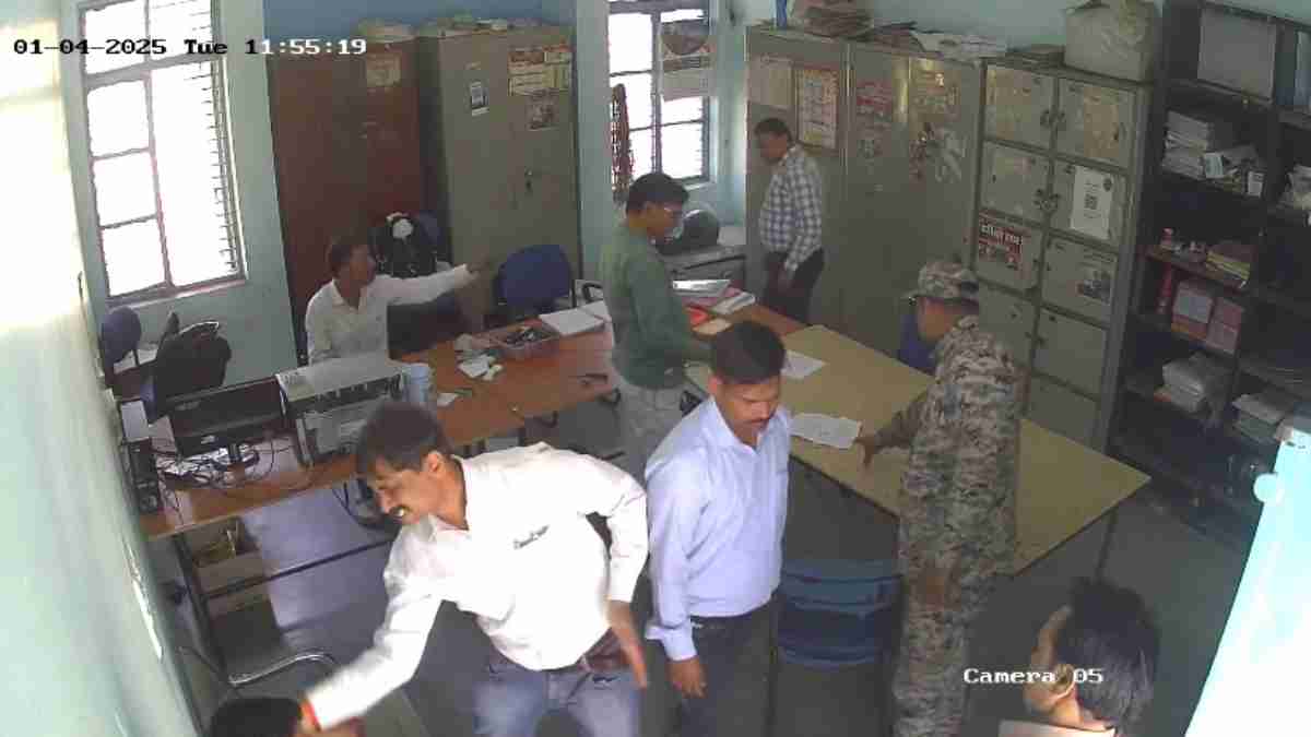 थप्पड़ बाज कलेक्टर की गुंडई! स्कूली छात्र को एक के बाद एक जड़े तमाचे, बेरहमी से पीटने का Video Viral 