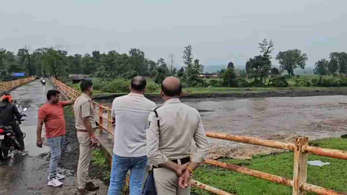 बड़ा हादसा: नहाने के दौरान नदी में डूबा परिवार, पति-पत्नी और बेटी लापता