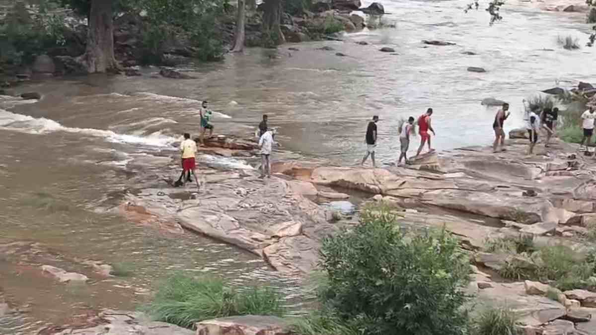 प्रतिबंध के बाद भी नहीं मान रहे सैलानी: दिगंबर, अमरगढ़ समेत कई झरनो में प्रशासन की सख्ती, दो दिनों में प्रशासन ने पर्यटकों पर की कार्रवाई 