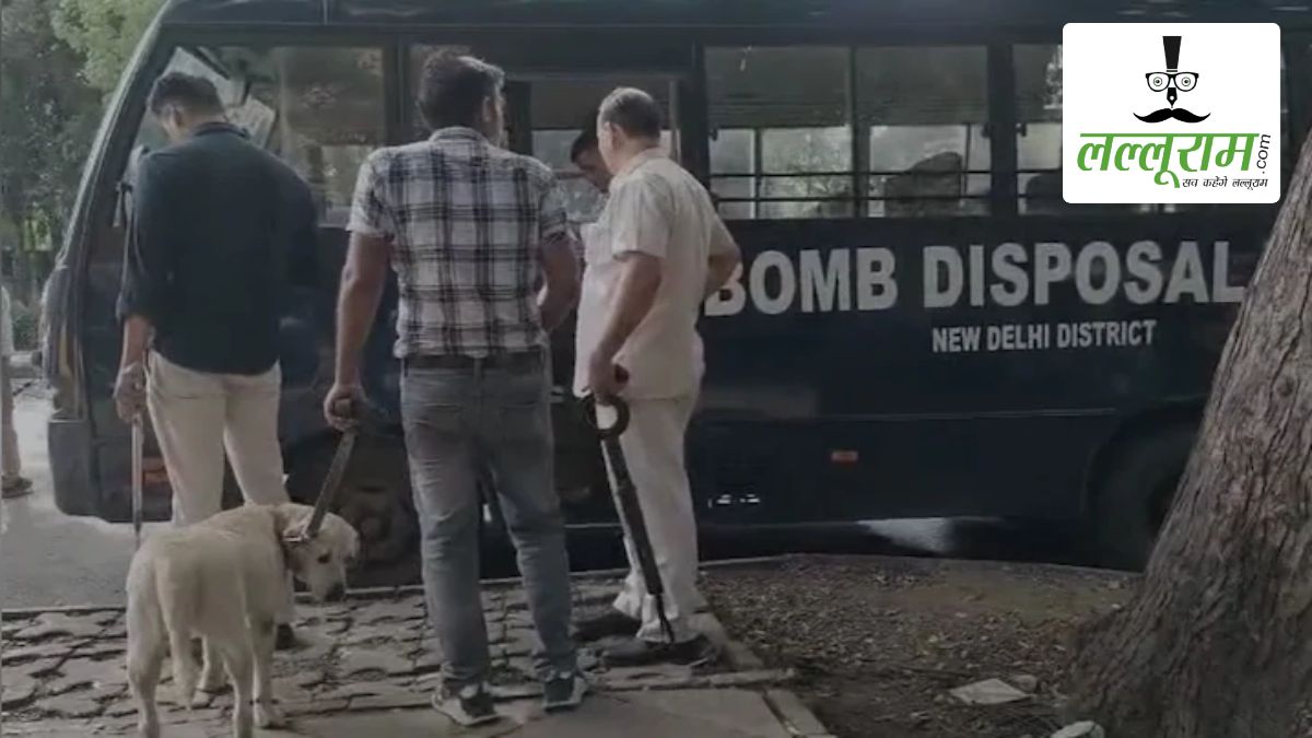 कनॉट प्लेस में बम की सूचना से अफरा-तफरी, LIC बिल्डिंग कराई गई खाली, बम स्क्वॉड की टीम मौके पर पहुंची