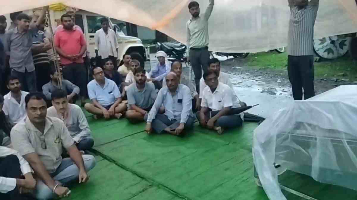 PhD छात्रा ने किया सुसाइड: पुलिस चौकी के सामने शव रखकर बैठा परिवार, पिता ने बहन-बहनोई और दोस्तों पर परेशान करने के लगाए आरोप