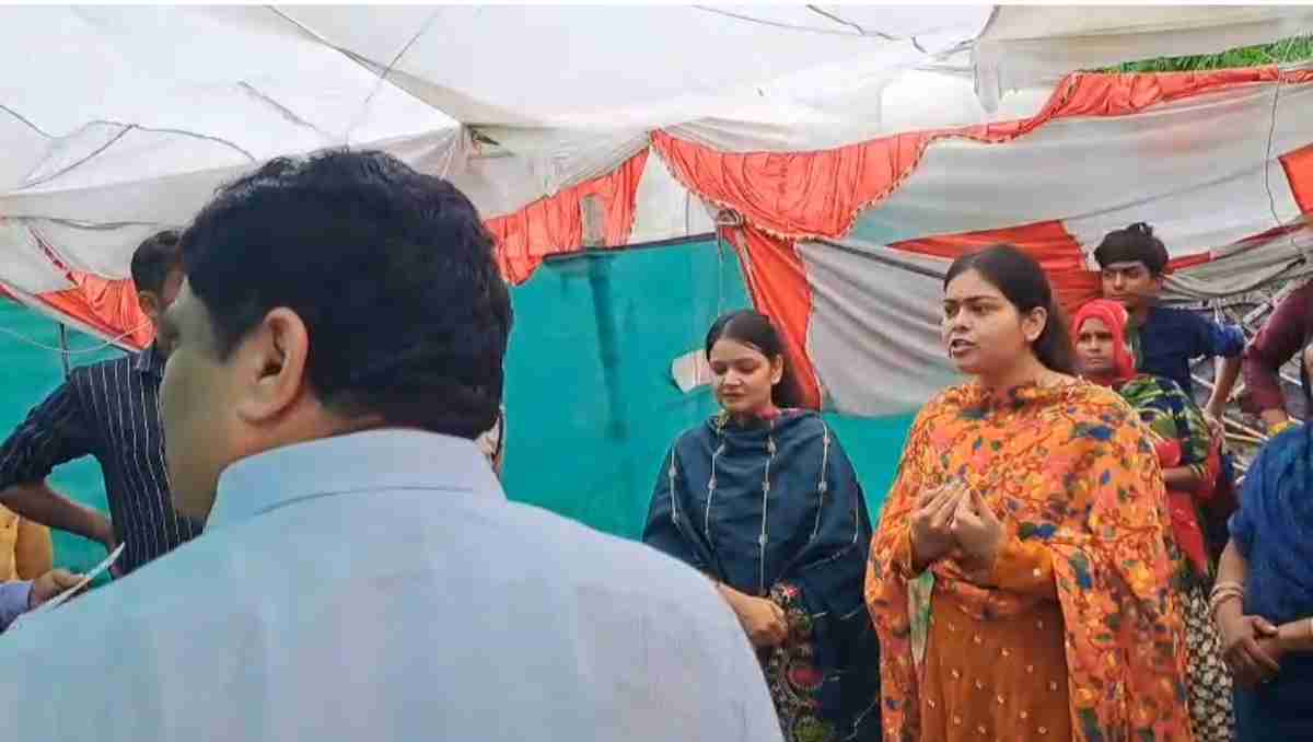 कांग्रेस नेत्री के मकान में धर्मांतरण का खेल! ‘प्रार्थना के नाम पर बेटियां कर रही थीं खेला, पुलिस ने मारा छापा तो बोलीं- हमने मन का परिवर्तन किया है